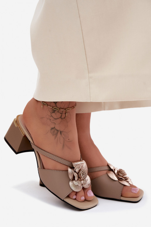 Mules en cuir avec fleur et talon en sable Catva
