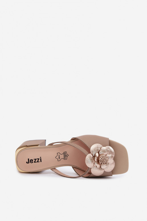 Mules en cuir avec fleur et talon en sable Catva