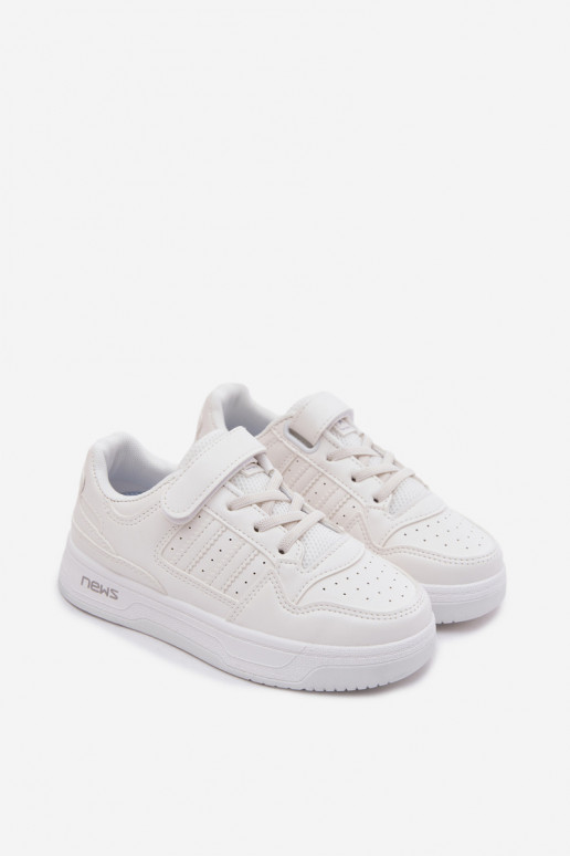 Chaussures modèle baskets Puéril avec attaches adhésives couleur blanche Neressa