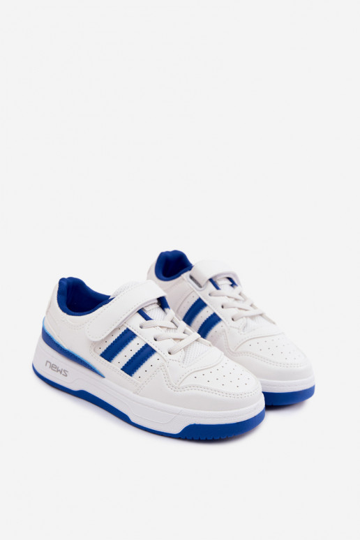 Chaussures modèle baskets Puéril avec attaches adhésives Blanc-couleur bleue Neressa