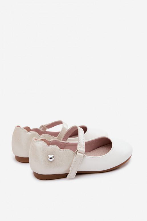 ballerines Puéril avec des sangles avec attaches adhésives I Ozdobnym avec des coeursm couleur blanche Mossy