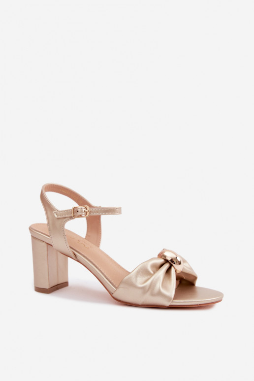 Sandales pour femmes en simili cuir avec talons couleur or Spella