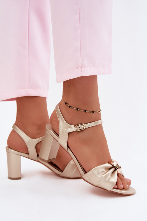 Sandales pour femmes en simili cuir avec talons couleur or Spella
