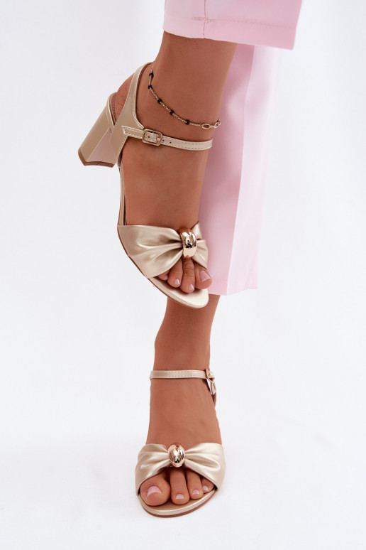 Sandales pour femmes en simili cuir avec talons couleur or Spella