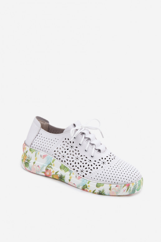 Peau avec des éléments ajourés chaussures Féminin avec une plateforme Artiker 54C1604 couleur blanche