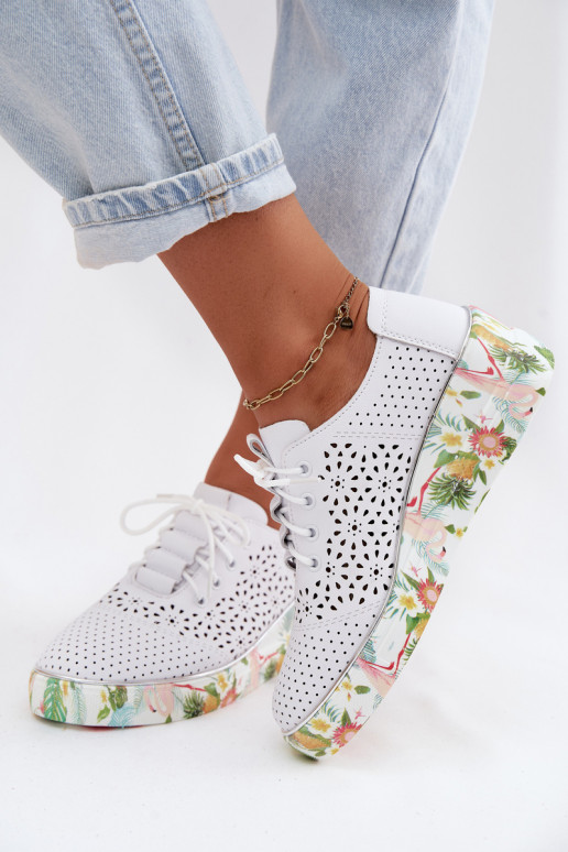 Peau avec des éléments ajourés chaussures Féminin avec une plateforme Artiker 54C1604 couleur blanche