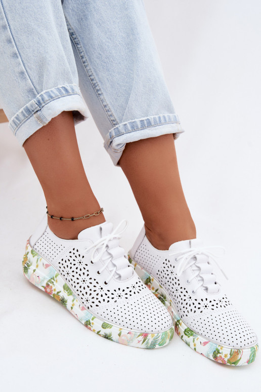 Peau avec des éléments ajourés chaussures Féminin avec une plateforme Artiker 54C1604 couleur blanche