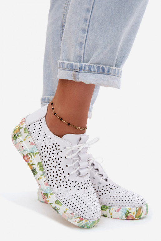 Peau avec des éléments ajourés chaussures Féminin avec une plateforme Artiker 54C1604 couleur blanche