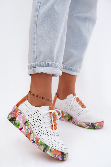 Peau avec des éléments ajourés chaussures Féminin avec une plateforme avec des écrits Artiker 56C1802 Blanc-couleur orange