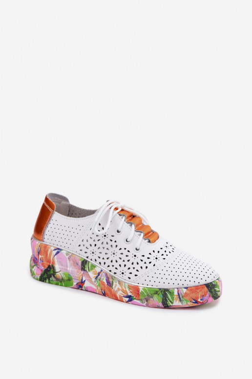 Peau avec des éléments ajourés chaussures Féminin avec une plateforme avec des écrits Artiker 56C1802 Blanc-couleur orange