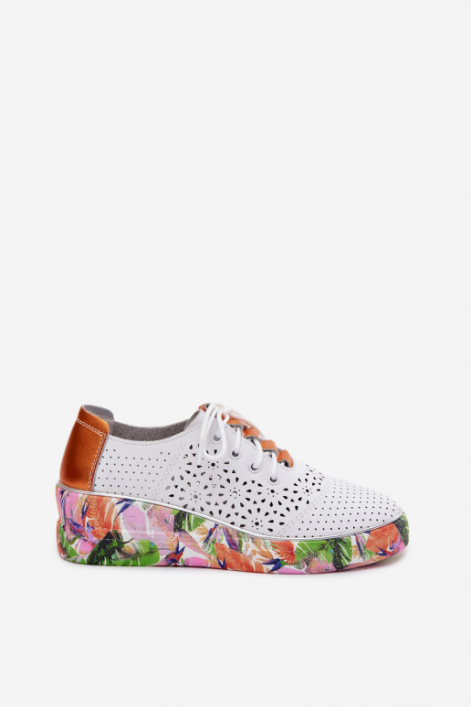 Peau avec des éléments ajourés chaussures Féminin avec une plateforme avec des écrits Artiker 56C1802 Blanc-couleur orange