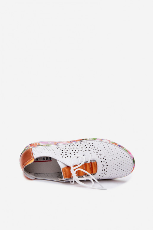 Peau avec des éléments ajourés chaussures Féminin avec une plateforme avec des écrits Artiker 56C1802 Blanc-couleur orange