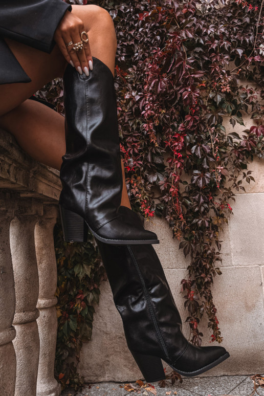Bottes longues noires en simili cuir style cowboy avec talons Tai turivine