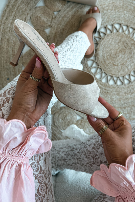 Chaussons en daim synthétique sable avec talons fins Melissea