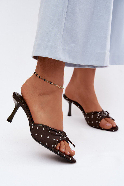 Chaussons pour femmes avec des nœuds et des pois sur un talon fin couleur verte par Shinea