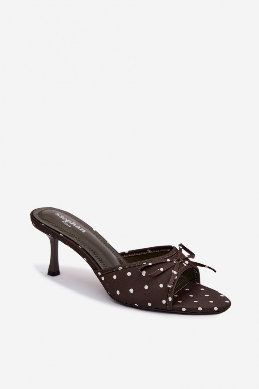 Chaussons pour femmes avec des nœuds et des pois sur un talon fin couleur verte par Shinea