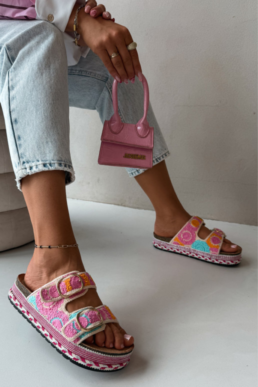 Chaussons crochetés Glimma avec plateforme et boucles couleur rose