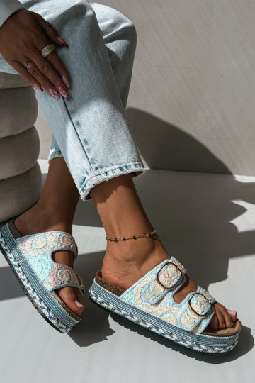 Chaussons crochetés Glimma avec plateforme et boucles couleur bleue 2