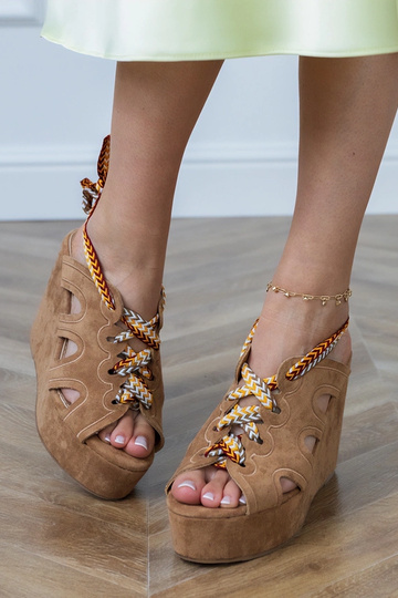 Sandales brunes sur une plateforme avec un lacet décoratif Lakota 2