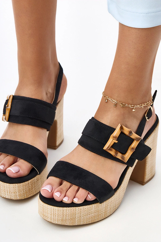 Sandales noires sur un talon bloc avec boucle décorative Elevira