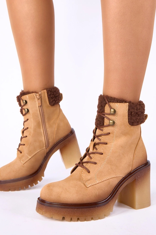 Bottines couleur sable à talon bloc avec fourrure sur la tige Alona