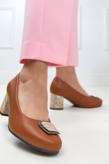 Escarpins en cuir marron sur un pilier décoratif Potocki 2