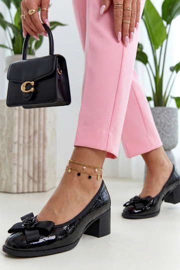 Escarpins en cuir vernis noirs sur un pilier Cambell