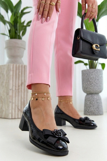 Escarpins en cuir vernis noirs sur un pilier Cambell 2