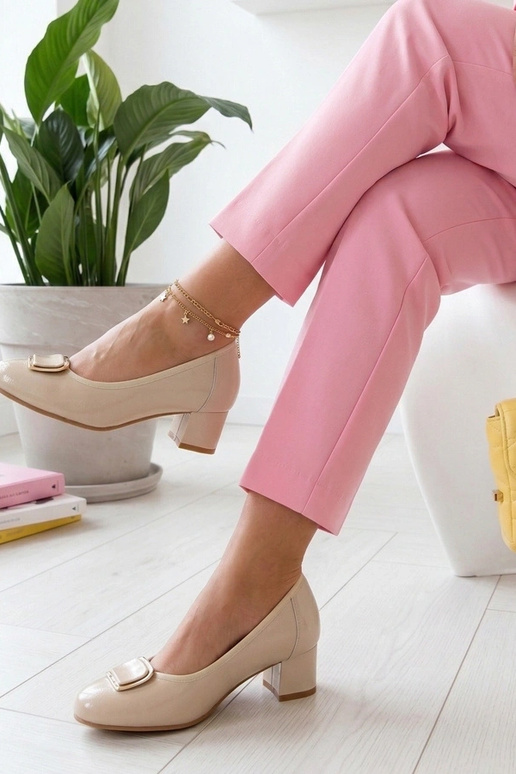 Escarpins en cuir vernis couleur sable sur un pilier Cambell