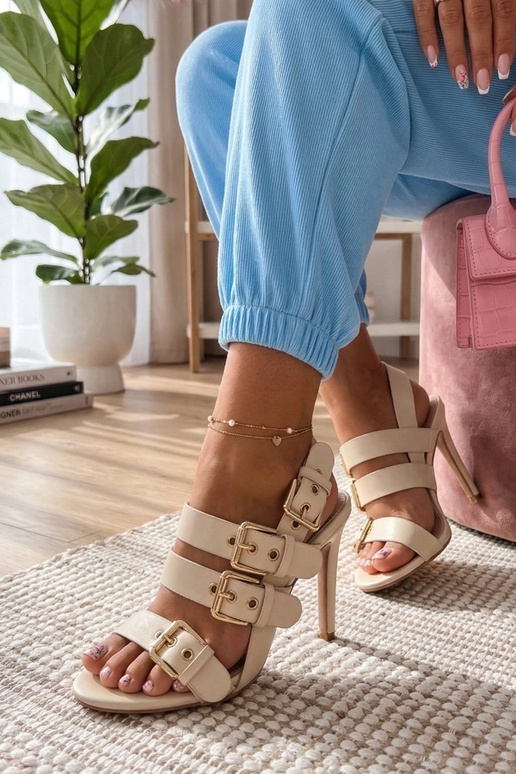 Sandales beiges à talons hauts avec boucles Rosamund