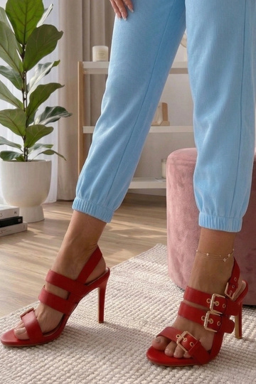 Sandales rouges à talons hauts avec boucles Rosamund
