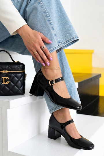Sandales noires vernies sur un talon Gianna 2