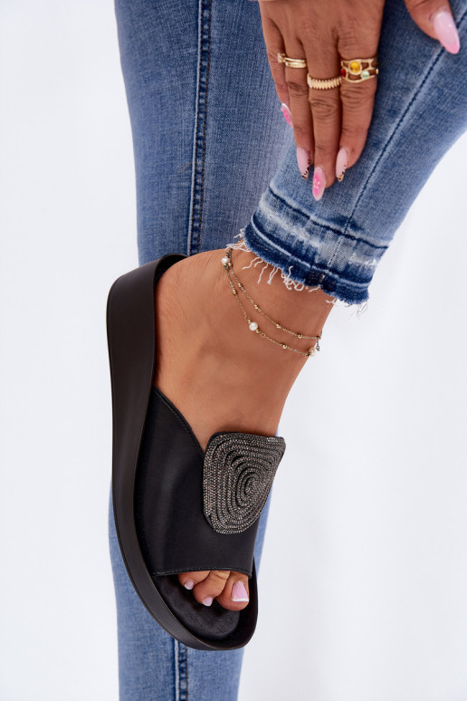 Chaussons en cuir noirs pour femmes avec ornements KV51-028