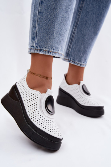Chaussures blanches pour femmes avec éléments ajourés et plateforme décorative 2