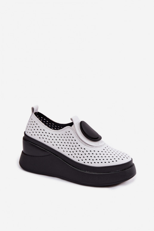 Chaussures blanches pour femmes avec éléments ajourés et plateforme décorative