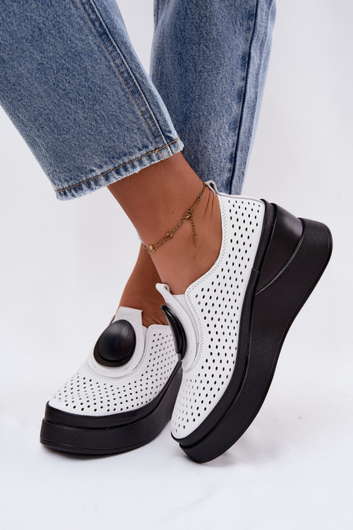 Chaussures blanches pour femmes avec éléments ajourés et plateforme décorative