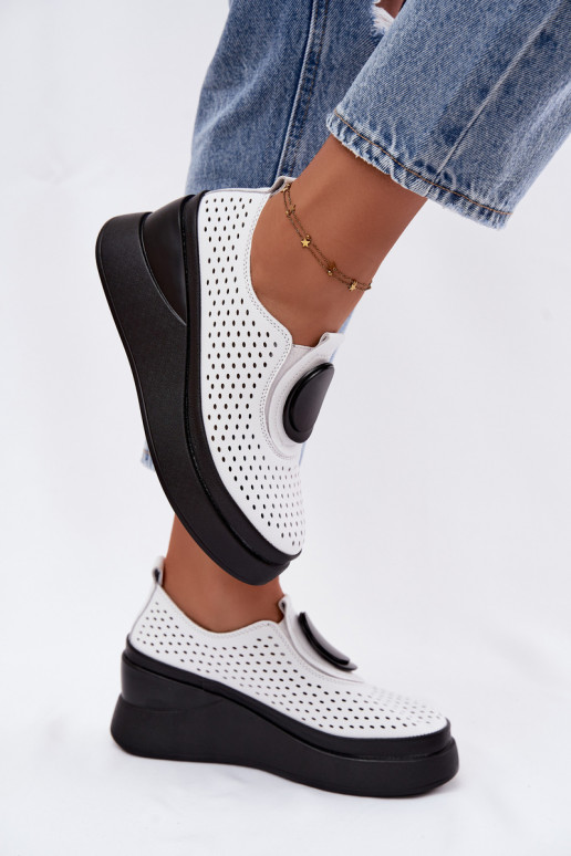Chaussures blanches pour femmes avec éléments ajourés et plateforme décorative