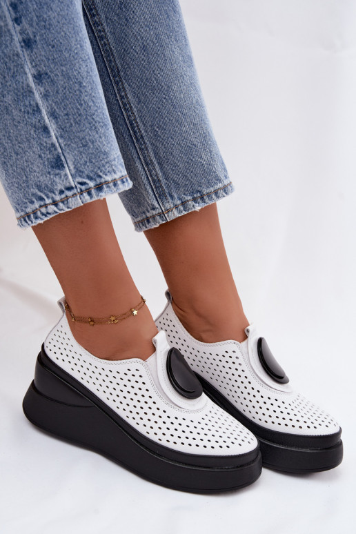 Chaussures blanches pour femmes avec éléments ajourés et plateforme décorative