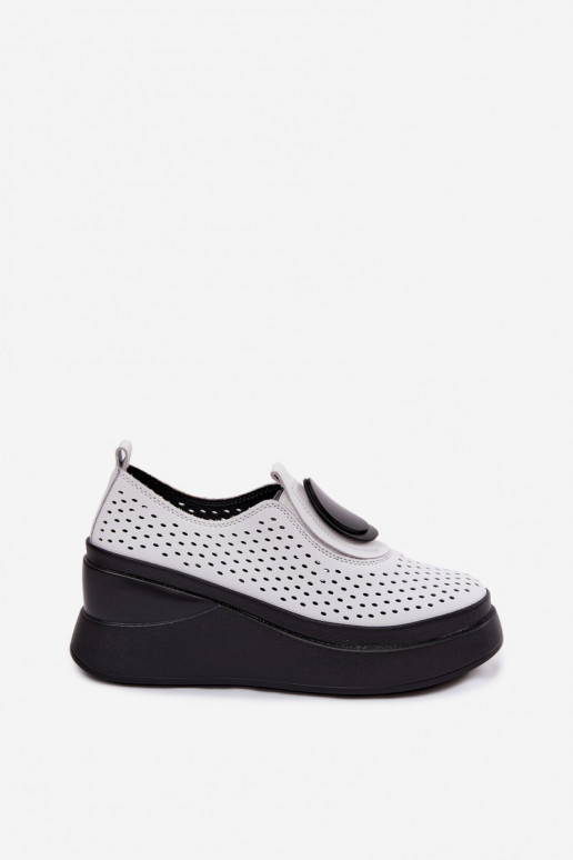 Chaussures blanches pour femmes avec éléments ajourés et plateforme décorative