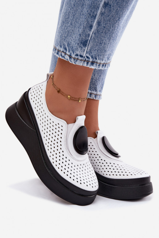 Chaussures blanches pour femmes avec éléments ajourés et plateforme décorative