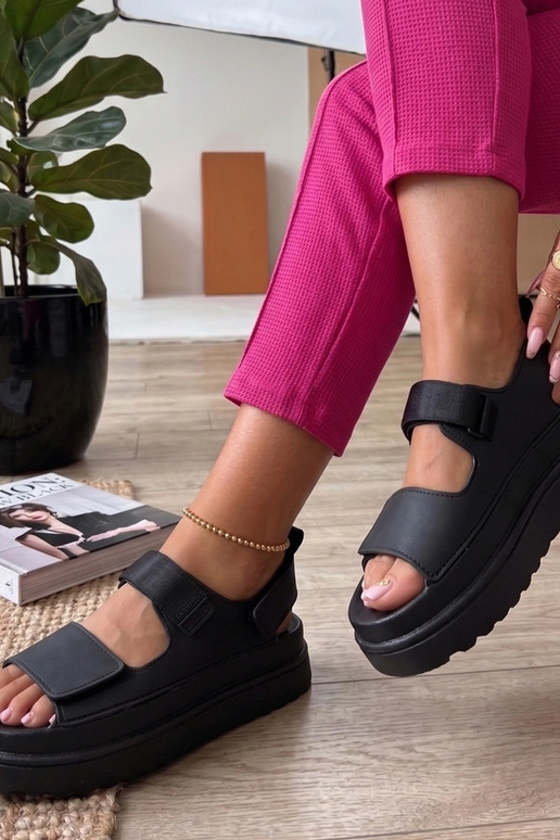 Sandales noires avec autocollants sur une semelle haute Davina