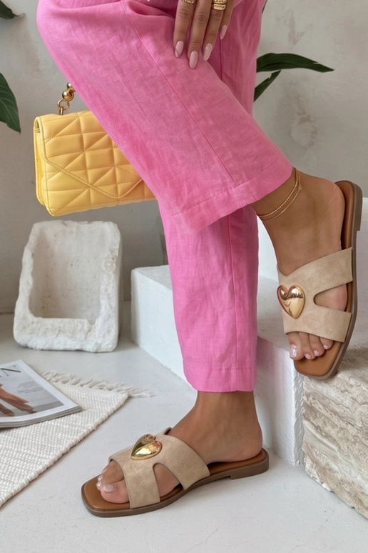 Chaussons couleur sable ornés d'un cœur doré Lucrezia