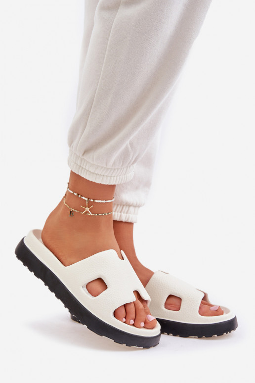 Chaussons blancs légers avec découpes Neladith