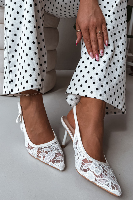 Sandales pour femmes avec des talons fins avec de la dentelle couleur blanche Pelivelle