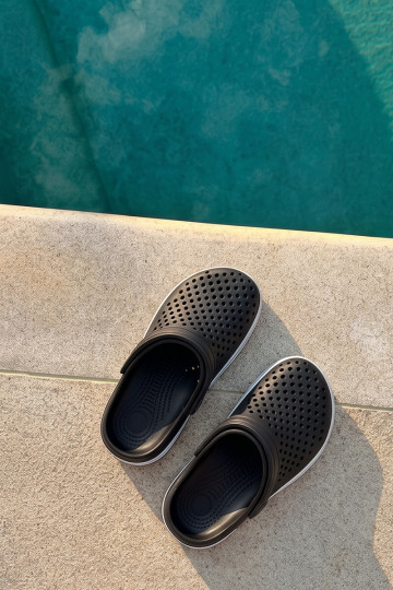 Chaussons légers pour hommes noirs Tai Turiravena