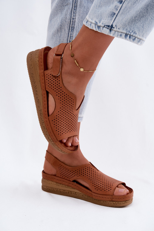 Sandales perforées pour femmes brunes avec plateforme Tai turiciejka L4494-29