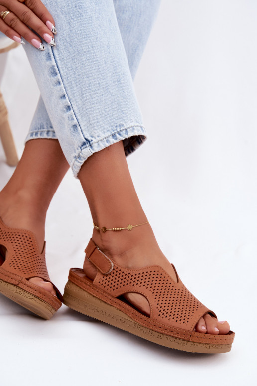 Sandales perforées pour femmes brunes avec plateforme Tai turiciejka L4494-29