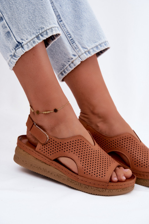Sandales perforées pour femmes brunes avec plateforme Tai turiciejka L4494-29