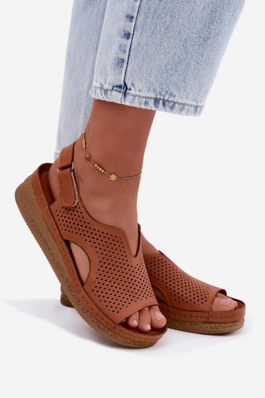 Sandales perforées pour femmes brunes avec plateforme Tai turiciejka L4494-29