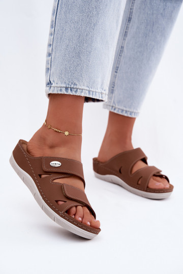 Pantoufles en cuir pour femmes brunes avec fermetures adhésives Inblu OE0001GU